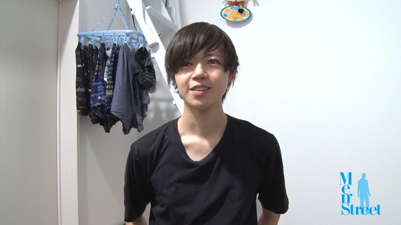 カフェ店員系爽やかイケメンの一人暮らし部屋で初男フェラ&ローション手コキ、戸惑いから絶頂まで丸裸収録